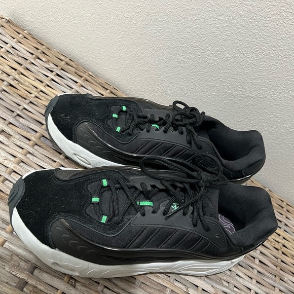 Adidas men’s Oznova size 10.5 Athletic Sneakers, black and white, GUC, comfort - Picture 2 of 8